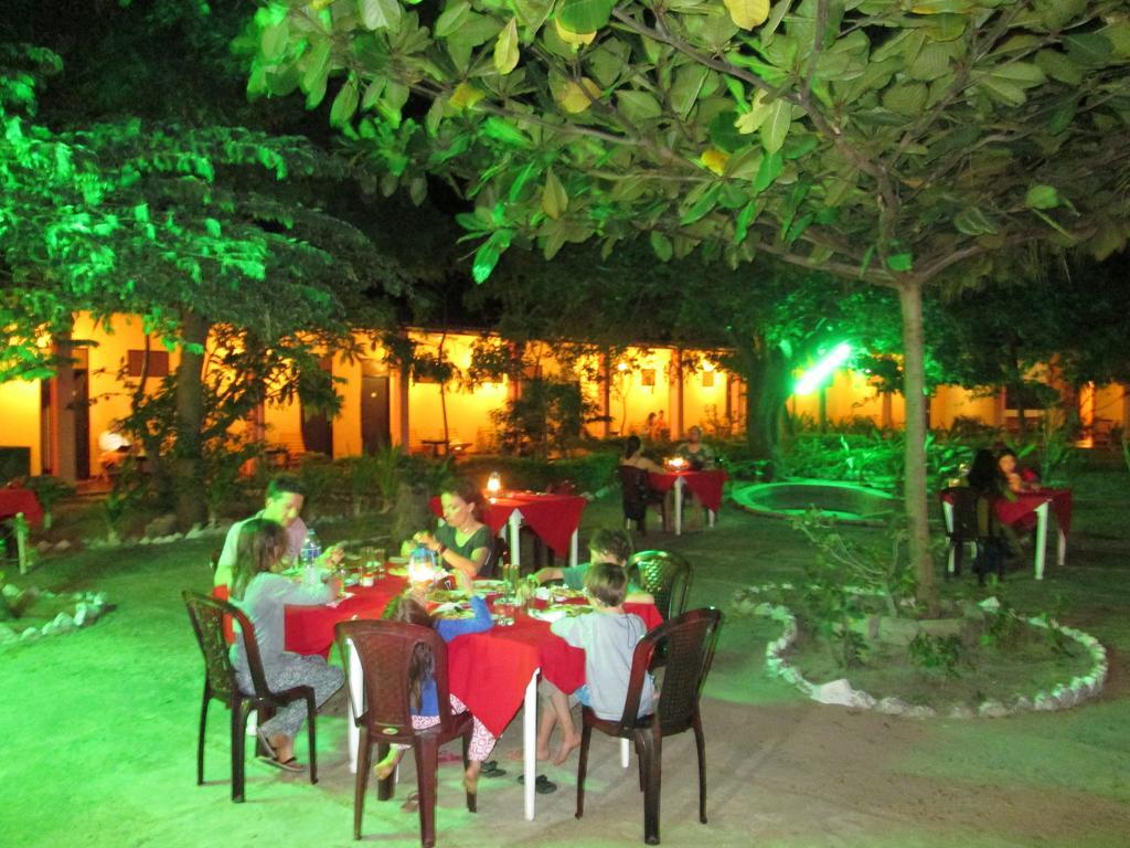 Shahira Hotel Nilaveli Buitenkant foto