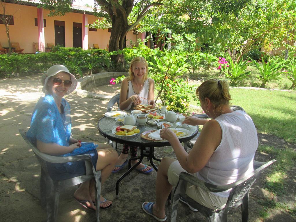 Shahira Hotel Nilaveli Buitenkant foto