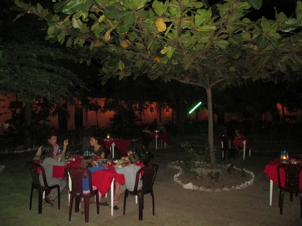 Shahira Hotel Nilaveli Buitenkant foto