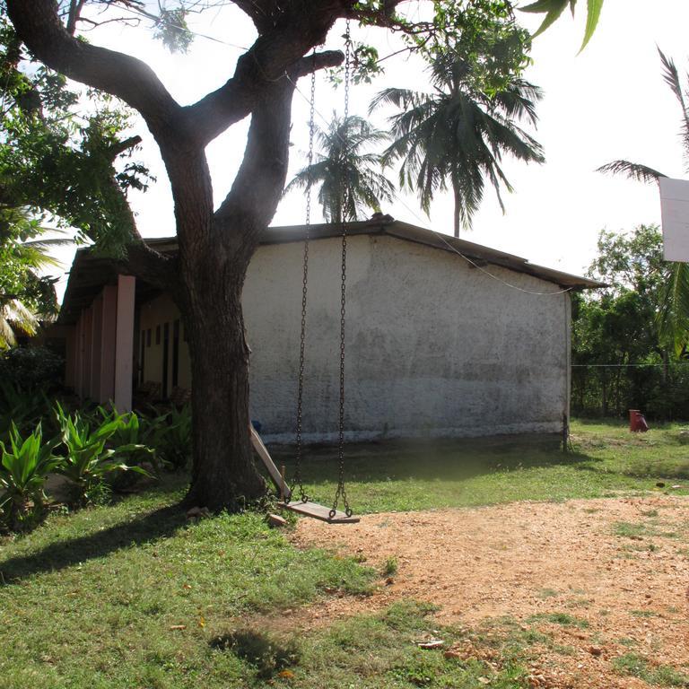 Shahira Hotel Nilaveli Buitenkant foto
