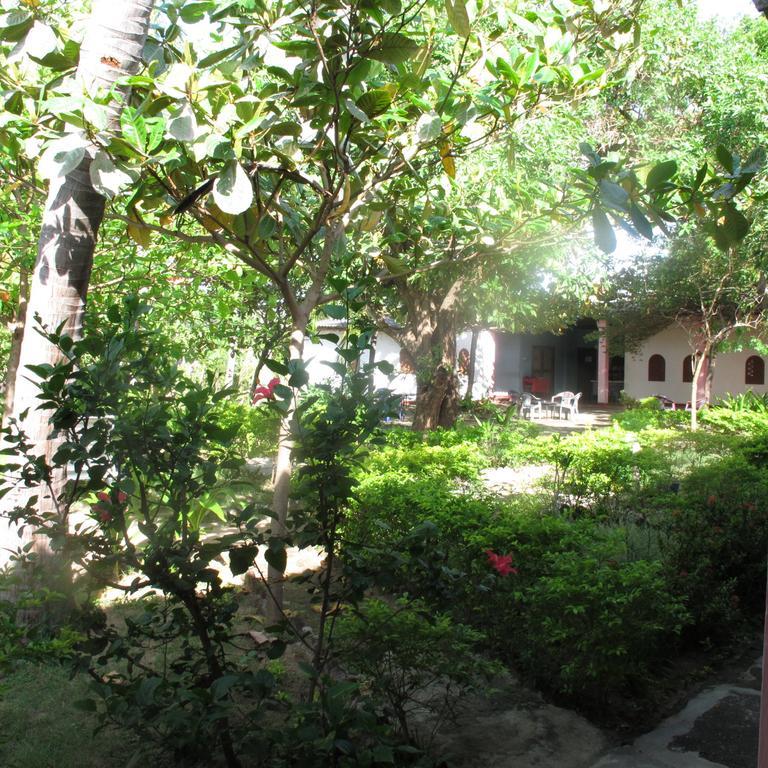 Shahira Hotel Nilaveli Buitenkant foto