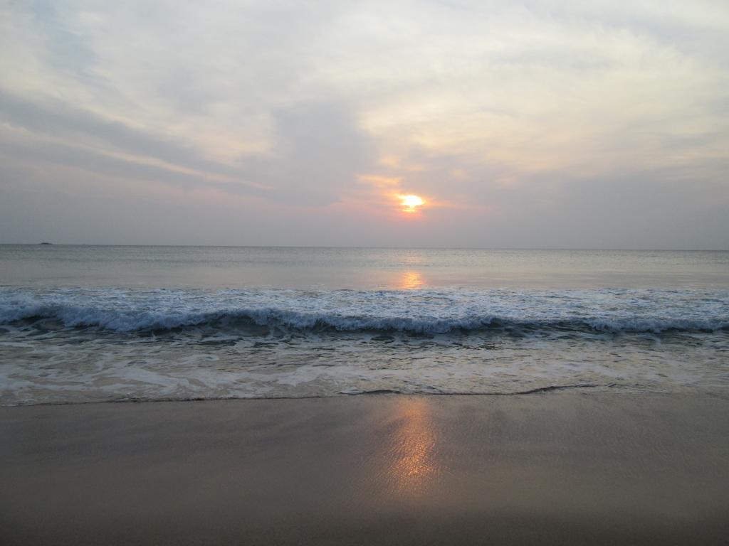 Shahira Hotel Nilaveli Buitenkant foto