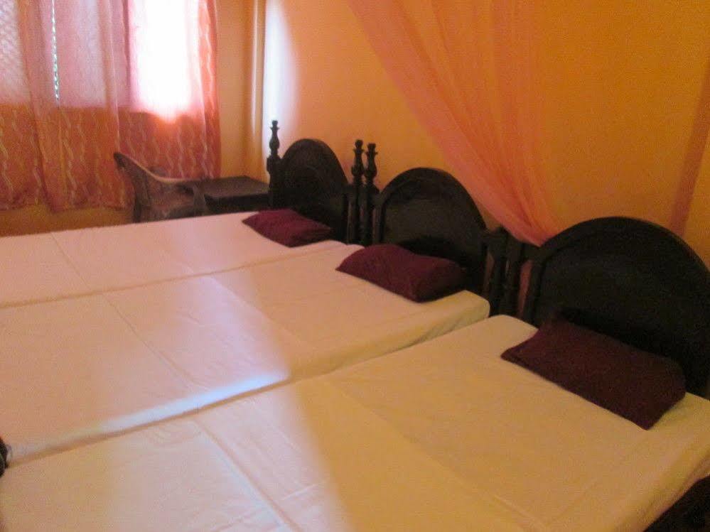 Shahira Hotel Nilaveli Buitenkant foto