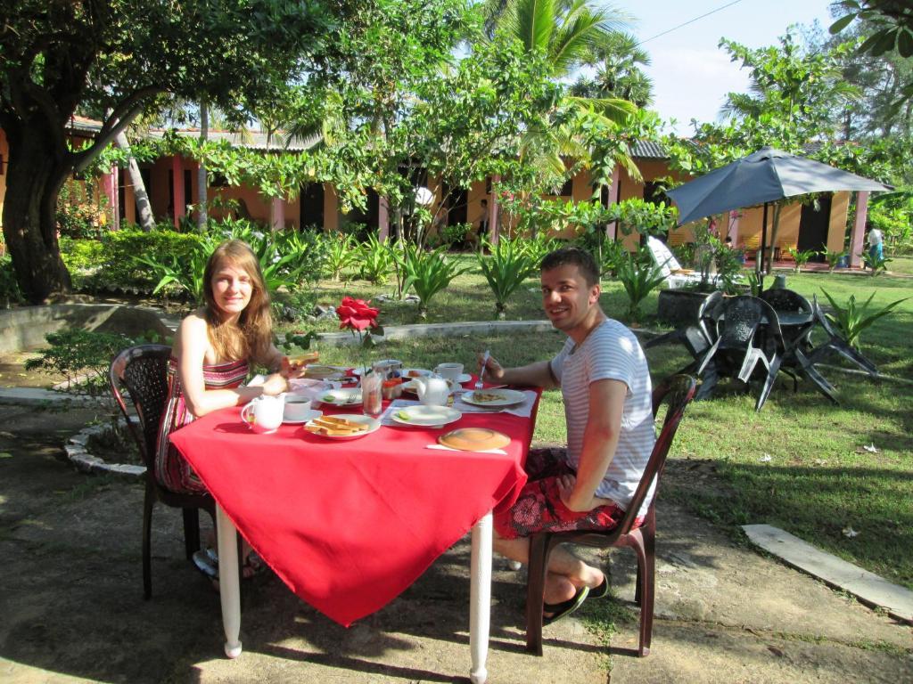 Shahira Hotel Nilaveli Buitenkant foto