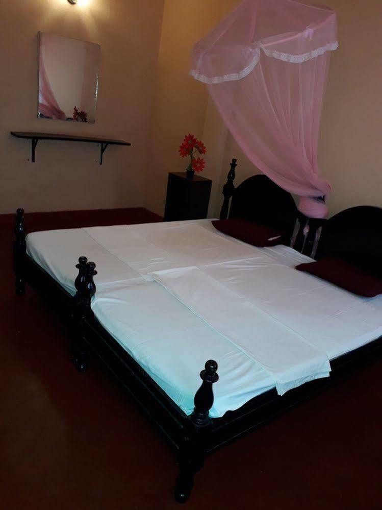 Shahira Hotel Nilaveli Buitenkant foto